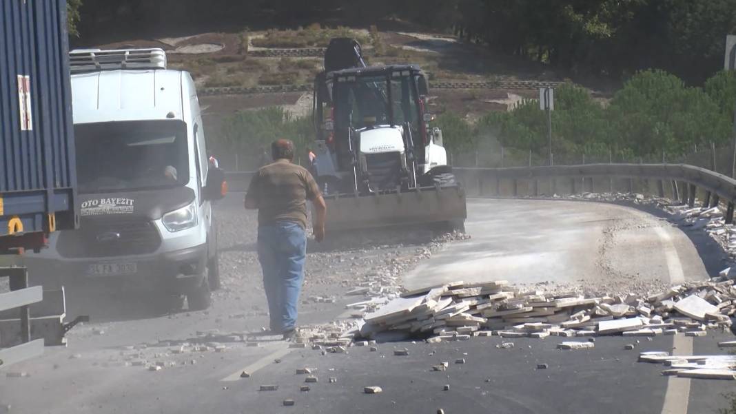TIR’ın dorsesinden saçılan mermerler otoyolu felç etti 14